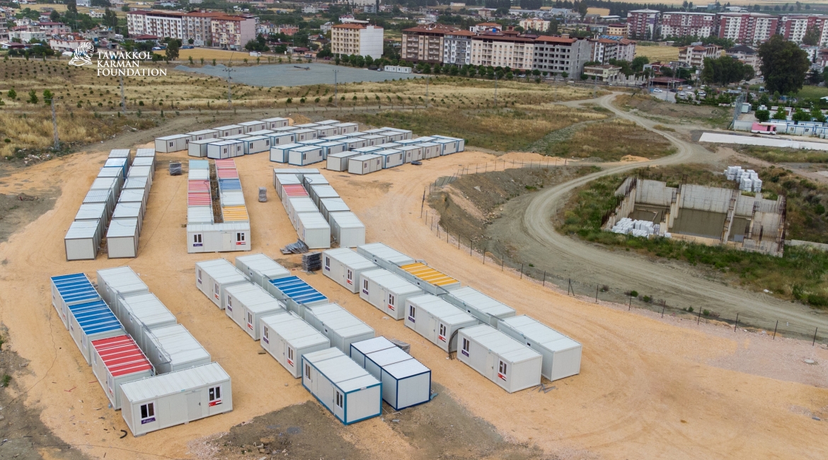 مؤسسة توكل كرمان تسلم 50 منزلًا متنقلًا للمتضررين من الزلزال شرق تركيا